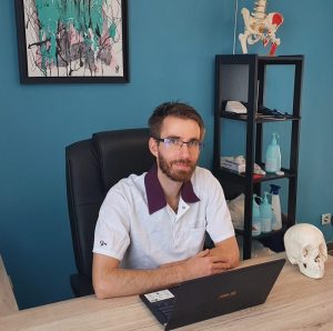 Portrait de Olivier Benoit, ostéopathe D.O., à son bureau de consultation au cabinet d'ostéopathie de Bischwiller.